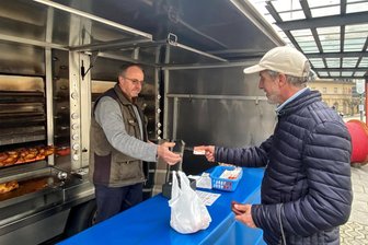 Der letzte Arbeitstag des Reichenbacher Hähnchen-Grillers - „Ich habe mich ein halbes Jahr auf diesen Tag vorbereitet“ - Das war‘s. Tibor Baumgärtner bei einer seiner letzten Amtshandlungen. Am letzten Arbeitstag des Hähnchenverkäufers am Reichenbacher Postplatz kamen noch einmal viele Kunden, um Abschied zu nehmen und alles Gute zu wünschen.