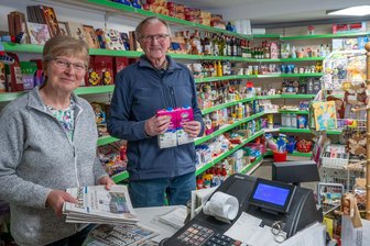 Der letzte Dorfladen: Familie Kamprad und die alte Tankstelle Wiederau - Hildrun und Axel Kamprad in ihrem Laden in Wiederau, den sie in Familientradition seit dem Jahr 2000 nun in vierter Generation führen.