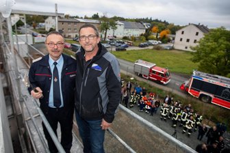 Der letzte Dübel ist eingesetzt: Straßberger und Neundorfer Retter feiern Richtfest ihrer neuen Feuerwache - Einen Dübel schlugen Thomas Golle, Chef der Wehr Straßberg-Neundorf, und Udo Morgner ein.