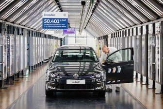 Der letzte e-Golf von Volkswagen rollt in Dresden vom Band - 