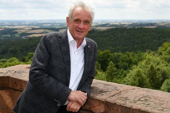 Der letzte Hosenträger-Freak von Brüssel - Dr. Peter Jahr auf dem Rochlitzer Berg. Seine Hosenträger versteckt er bei offiziellen Terminen unter dem Jackett.