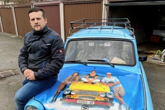 Der letzte Schorsch aus "Go Trabi Go" geht vom Vogtland aus bald wieder auf Tour - Stev Kuhn und der letzte Schorsch - mit Autogramm von Wolfgang Stumph auf der Motorhaube.