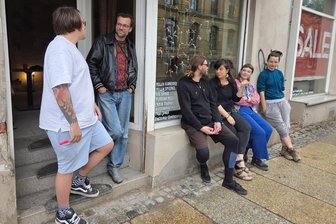 „Der letzte Schrei“ aus dem RE 6 – Spoiler: Hat was mit Kunst zu tun - Drei alte Läden und viel mehr frische Kunst: „Der letzte Schrei" an der Zwickauer Straße läuft für kurze Zeit.