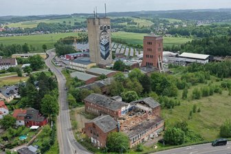 Der Letzte seiner Art? Initiative macht sich für Zwickauer Viererschacht stark - Das Ensemble des Martin-Hoop-Schachtes: vorn das baufällige Kulturhaus, hinten die beiden Türme.