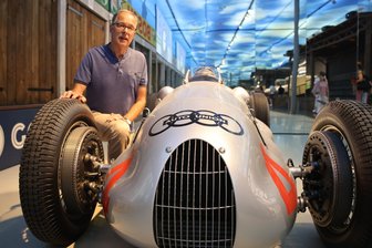 Der letzte Silberpfeil-Rennwagen aus Zwickau: Freizeitforscher füllt Leerstelle in Geschichte der Auto Union - Jörg Geisler am Grand-Prix-Rennwagen Typ D der Autounion von 1938 in der Ausstellung im August-Horch-Museum. Auf diesem Einsitzer basierte der Stromlinienwagen der Auto Union.