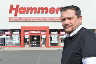 Der letzte Tag des Hammer-Marktes in Siebenlehn - Marktleiter Jörg Stahlhut vor dem Hammer-Markt in Siebenlehn, der am Samstag, 28. März 2026, zu letzten Mal öffnet.