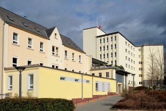 Der letzte Tag - Selbst der Himmel trägt Trauer: Am heutigen Freitag stellt die insolvente Paracelsus-Klinik Reichenbach ihren Betrieb ein. Alle Rettungsversuche für das einstige Kreiskrankenhaus sind gescheitert.