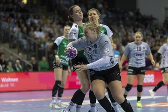 Der letzte Wurf geht daneben: Bundesliga-Handballerinnen des BSV Sachsen Zwickau kassieren beim VfL Oldenburg knappe Niederlage - Ausgebremst: Laura Szabo (am Ball) und der BSV Sachsen mussten sich Oldenburg geschlagen geben.