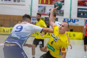 Der letzte Wurf knallt an die Latte: Und wieder fehlt Oberlosa ein Tor - Oberlosas Spielmacher Matevz Kunst (rechts/hier im Spiel gegen Kornwestheim) und sein Team kassierten auch in Erlangen eine unglückliche Niederlage.