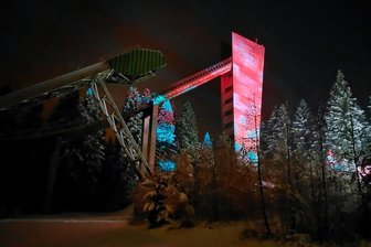 Der Leucht-Turm von Johanngeorgenstadt: Erzgebirgsschanze strahlt zum dritten Advent - Fünf Stunden lang wurde die Erzgebirgsschanze beleuchtet