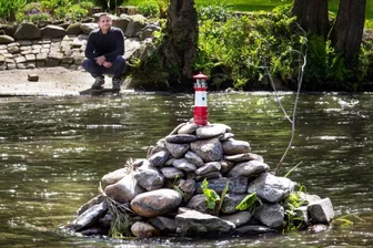 Der Leuchtturmwärter aus Hennersdorf - Ronny Joch ist der Leuchtturmwärter aus Hennersdorf. Der Leuchtturm steht seit drei Jahren mitten im Fluss unterhalb der Schönthalbrücke und ist ein beliebtes Fotomotiv für Wanderer und Spaziergänger.