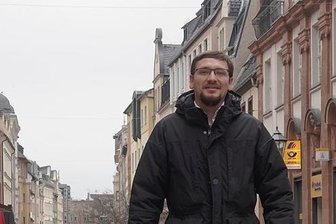 Der liberale Polit-Tüftler: FDP-Landratskandidat Raphael Roch - Raphael Roch in der Zwickauer Innenstadt: Er kommt aus Pirna, ist jetzt bei VW und greift nach dem höchsten politischen Amt im Landkreis.