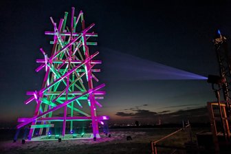 Der Licht-Magier: Wie ein Erzgebirger Fassaden per Scheinwerfer und Laser in Kunstwerke verwandelt - Das Purple-Path-Kunstwerk auf der Dittersdorfer Höhe wurde mit 30 Scheinwerfern und 2 Laserprojektoren bunt in Szene gesetzt.