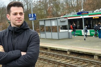 Der Lichtenauer Botschafter in Berlin - Philipp Hartewig steht auf dem Bahnhof Oberlichtenau. Von dort ging es für ihn nach Chemnitz, Mittweida und in die Welt.