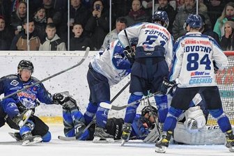 Der Ligaprimus strauchelt - Turbulent und kämpferisch ging es im ersten Finalspiel in der Eishockey-Regionalliga Ost zu. Schönheide zog den Kürzeren.