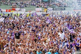 Der lila-weiße Traum wird wahr - Das Wunder ist da: Als die Partie am 1. Juni 2003 im Dresdner Rudolf-Harbig-Stadion abgepfiffen worden war, feierten tausende Veilchen-Fans unten auf dem Rasen den Aufstieg in die 2. Fußball-Bundesliga. Und zwar schon einen Spieltag vor dem Saisonende in der Regionalliga Nord.