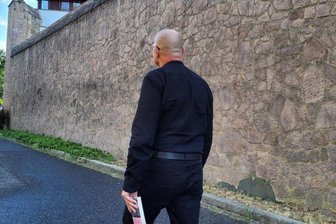 Der Literaturpreisträger aus dem Knast - Er möchte anonym bleiben, um nach seiner Entlassung nicht stigmatisiert zu werden. Preisträger Rero W. kehrt nach der Preisverleihung zurück in die Anstalt. In der JVA Waldheim wird es gern gesehen, wenn sich Gefangene künstlerisch betätigen. 
