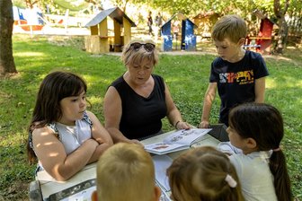 Der Literaturwagen rollt ab Montag durchs Vogtland: Auf welche Bücher sich Kinder freuen dürfen - Katrin Sitte vom Literaturwagen liest Kindern aus der Kita „Bummi“ aus „Das ist meine Welt!“ von Gerda Raidt vor.