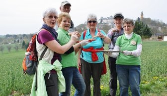 Der Lohn für kreative Nachwuchssuche - Der Wanderlatsch-Verein aus Leubsdorf bekam die 1000 Euro Preisgeld für die Idee, Wanderungen kind- und jugendgerecht zu gestalten. So gibt es Märchenwanderungen für die Kleinsten, Nachwanderungen für die Mutigen und Themenwanderungen mit Handy-App für die digital-begeisterten Jugendlichen. Der Wanderverein wurde 2003 von sieben Mitgliedern gegründet, mittlerweile gehen 36 Mitglieder regelmäßig auf Tour.