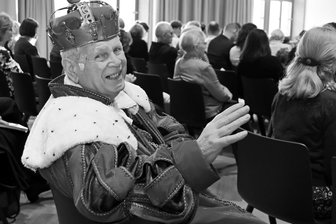 Der Märchenkönig von Kriebstein ist tot - Trauer um Schauspieler Norbert Hein - Norbert Hein, hier als Märchenkönig im Vorjahr beim Konzert in Mittweida, ist tot.