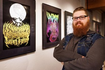 Der malende Metal-Musiker - Oder von einer dunklen Traumwelt - Dan Aschermann drückt sich nicht nur musikalisch, sondern auch zeichnerisch aus. In der Alten Brauerei hat er vor Kurzem einen Teil seiner Bilder ausgestellt und auch schon die ersten Käufer gefunden.