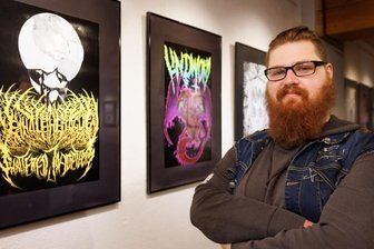 Der malende Metal-Musiker - Dan Aschermann drückt sich nicht nur musikalisch, sondern auch zeichnerisch aus. In der Alten Brauerei hat er vor Kurzem einen Teil seiner Bilder ausgestellt und auch schon die ersten Käufer gefunden.