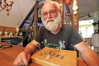 Der Mann, der alle Bergstadtfest-Pins hat - Christian Schmiedgen in seiner "Bergstube" mit allen bislang erschienenen Bergstadtfest-Pins. In der Bergparade am Sonntag trägt er wieder die Standarte.