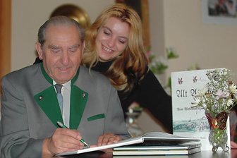 Der Mann, der Auerbachs Geheimnisse entdeckte: Enkelin erinnert an Lebenswerk ihres Opas - Das Foto zeigt Helmut Martin und seine Enkelin Romy Lippold bei der Veröffentlichung ihres Buches „Alt Auerbach – Aus der Geschichte der Vereine und Gesellschaften“.
