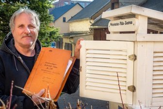 Der Mann, der Buch führt über Wolken und Regen - Mathias Schreiber (64) mit seiner Sammlung historischer Dokumente zur Wetterbeobachtung in Flöha an seiner eigenen Wetterstation. 