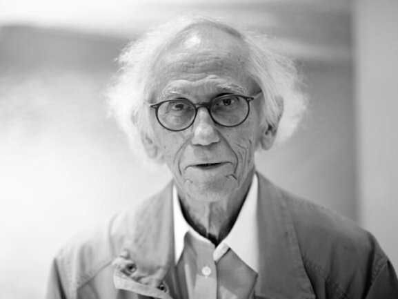 Der Mann, der die Welt verpackte: Verhüllungskünstler Christo ist tot -             Christo ist tot. Der Künstler starb mit 84 Jahren in New York.