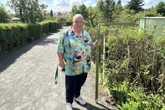Der Mann, der Hecken misst und damit berühmt wurde: Das Dilemma des „Kleingartensheriffs“ - Social-Media-Star Michael Baumann, der „Kleingartensheriff“, mit seinen Markenzeichen: Hawaiihemd und Maßstab.