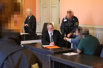 Der Mann, der seine Frau erstach: „Ihr wurde vergeben und jetzt ist sie im Paradies!“ - Hier werden dem Angeklagten die Handschellen abgenommen. Am zweiten Prozesstag gestand er die Tat.