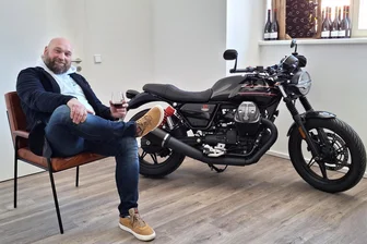 Der Mann, der Wein aus Südtirol nach Flöha bringt - Mathias Gehmlich eröffnet in Flöha eine Weinhandlung. Und wenn er mit der Moto Guzzi V7 nach Flöha fährt, dann parkt sie im Laden.