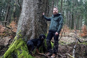 Der Mann für Sachsens älteste Tannen: Junger Förster wacht im Vogtland über Bäume aus der Napoleon-Zeit - Als diese mächtigen Tannen, die Revierförster Lukas Dörfel und sein Hund Taro im Drei-Bächle-Gebiet in Sachsengrund zeigen, noch junge Pflanzen waren, erlebte Europa die napoleonischen Kriege - das ist über 220 Jahre her. Der Stamm der Tanne hat in Mannshöhe einen Umfang von 3,50 Metern.