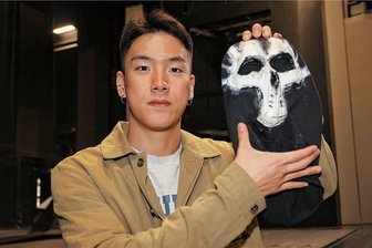 Der Mann hinter der Maske: Zwickauer Theaterbesucher vom personifizierten Bösen fasziniert - Minsu Kim, gefeierter Oberschurke in der aktuellen Ballett-Inszenierung des Theaters Plauen-Zwickau, mit seiner Maske des Bösen.