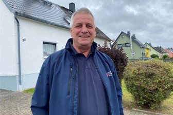 Der Mann mit dem Armklammergriff: Wie Alltagsheld Nummer zwei den Schmuckdieb im Vogtland stellte - Heinz Protze (63) vor seinem Haus in Auerbach. Der DRK-Fahrer kam am 3. September zufällig dazu, wie ein Schmuckdieb ein Ehepaar bestehlen und flüchten wollte. Er war einer von zwei Alltagshelden, die die Tat durch Zivilcourage vereitelten.