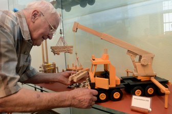 Der Mann mit dem fotografischem Blick: Was die neue Ausstellung im Auerbacher Museum so besonders macht - Aussteller Andreas Kunz legt letzte Hand an seine Ausstellung im Auerbacher Museum an.