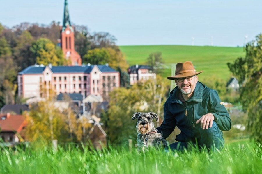 Der Mann mit Hund und Hut will Bürgermeister von Hohndorf werden - So kennen ihn viele Hohndorfer: mit Hund und Hut. Seine tägliche Runde mit Schnauzer Kimbo führt Lutz Rosenlöcher meist an diesem Platz vorbei, der "die Schönheit des Ortes zeigt", wie er sagt. 