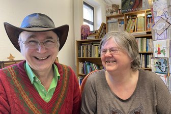 Der Mann mit Hut ist happy: Weil Lengenfeld plötzlich Messe-Stadt wird - Der Mann mit Hut ist noch nicht lange in Lengenfeld. Seit einem Auftritt jüngst im Stadtrat ist Andreas H. Buchwald jedoch kein Unbekannter mehr. Mit seiner Partnerin Barbara Scheck will er neues Leben in die Stadt bringen.