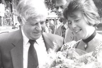 "Der Mann war ein Glücksfall für Sachsen" - Kurt Biedenkopf mit Eva Maria Schönfeld 1994 bei einem Besuch in Schwarzenberg. 