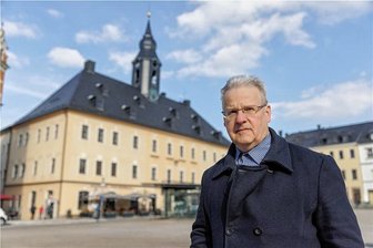 Der Markt bleibt leer: Streit um Maibaum in Annaberg entfacht - Frank Dahms auf dem leeren Annaberger Markt. Der langjährige Stadtrat wünscht sich, dass dort künftig wieder ein Maibaum aufgestellt wird. 