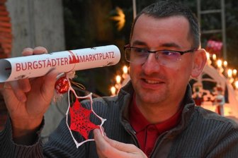 "Der Marktplatz ist ein Erfolgsrezept" - Felix Möbius betreibt das Portal "Burgstädter Marktplatz" und zeigt den Weihnachtsbrief für Kunden. 
