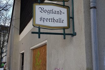 Der marode "Trabant" in Oelsnitz wird jetzt doch saniert - Das Gebäude der früheren Disko an der Vogtlandsporthalle wird nicht abgerissen, sondern für Lagerzwecke umgebaut.