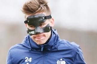 Der Maskenmann wartet auf sein erstes Heimtor - CFC-Stürmer Florian Hansch trainiert derzeit mit Gesichtsmaske.