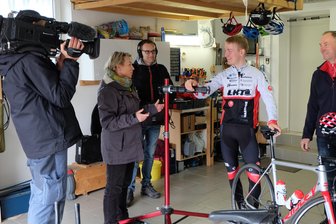 Kameramann Benjamin Pfeiler, Co-Autorin Heike Opitz und Kameraassistent Stephan Kießling mit dem Radsportler Pierre-Pascal Keup und dessen Vater Christian (von links) bei den Dreharbeiten für die MDR-Sendung "Unser Dorf hat Wochenende".