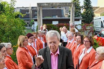 Der Meister der Massenchöre tritt ab - Rolf Hutschenreuter ist von seinem Taurasteinchor mit einem Ständchen verabschiedet worden und dirigiert mit.