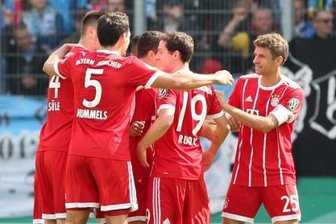 Der Meister erteilt eine Lehrstunde - Eine rote Jubeltraube feiert das erste Tor des Favoriten, in den Gesichtern der CFC-Verteidiger finden sich Fragezeichen.