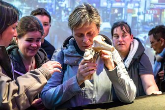 „Der Meniskus fühlt sich an wie eine Wurstscheibe“ – Wie Blinde die Chemnitzer Körperwelten erleben - Kerstin Quinius (Mitte) ertastet den Aufbau eines menschlichen Kniegelenks.