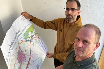 Der Mensch kommt am schlechtesten weg: Bürgerinitiative kritisiert Planung für B174-Ortsumgehung Großolbersdorf/Hohndorf - IG-Sprecher Norman Knorr (l.) und Holm Gläser mit den neuesten Planungsunterlagen.