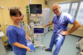„Der menschliche Faktor ist wichtig“: Erstmals Atmungstherapeutin am Kreiskrankenhaus Freiberg - Antje Linke und Matthias Mende an einer Beatmungsmaschine im Kreiskrankenhaus Freiberg.
